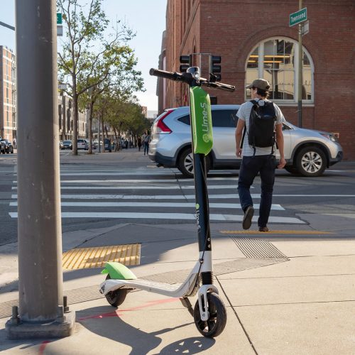 Lime electric scooter resting at an intersection in San Francisco, CA / Photo credits: davidtran07 / 2018 / Source: depositphotos.com, ©2019